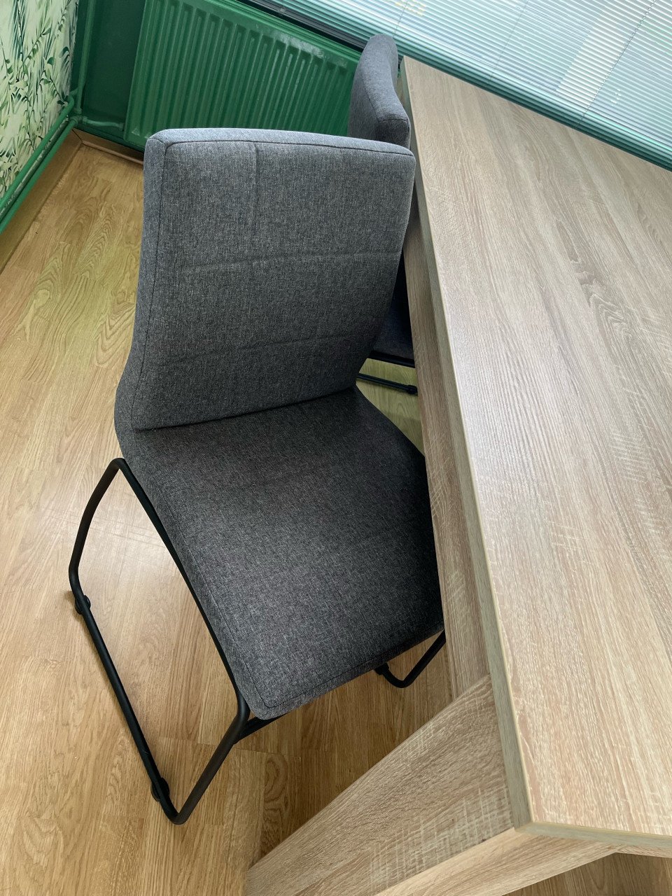 Eettafel met vier stoelen