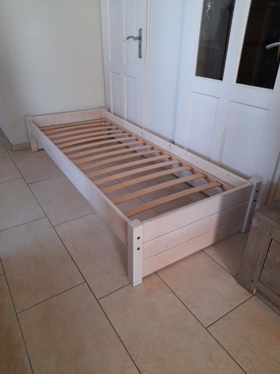 Massief houten 1 persoons bed 90 x 200 ( in goede nette staat )