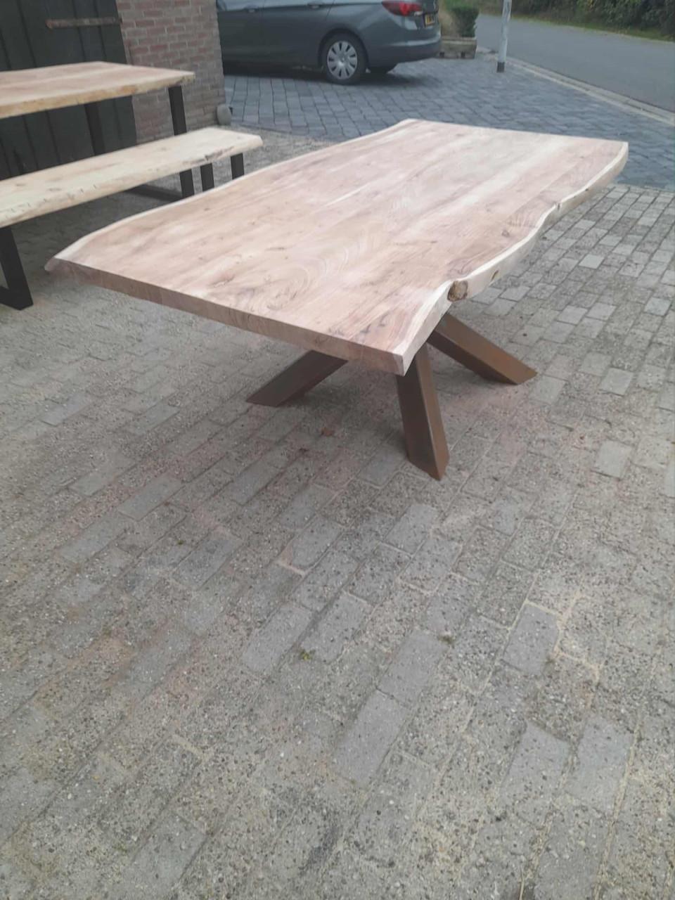 BOOMSTAMTAFEL / TAFEL IN SUARHOUT 200X100 MET ZWARE MATRIXPOOT