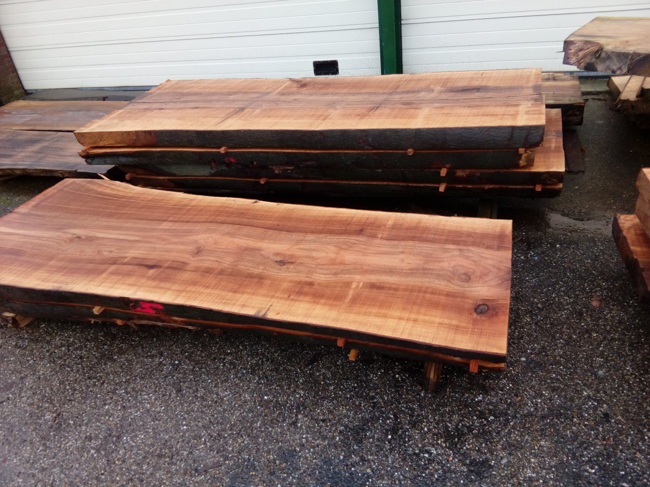 Houten tafels in Boomstamvorm, planken Tafelbladen, decoratie bartafel
