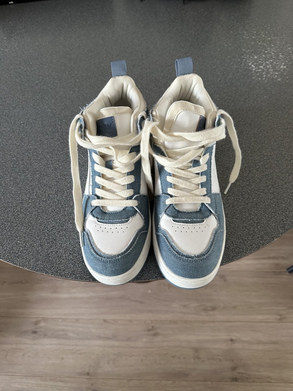 Blauw met witte hoge schoenen