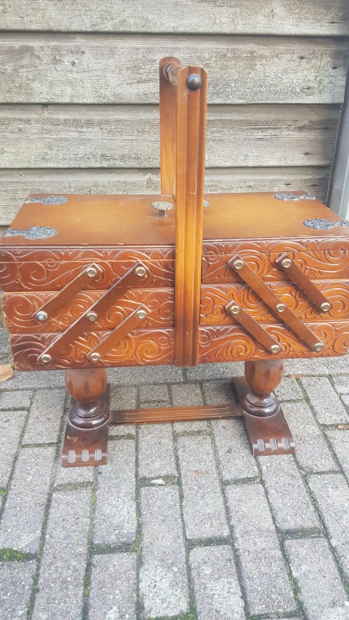 Grote staande naaikoffer