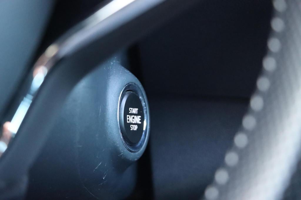 Skoda Karoq 1.5 tsi 150pk dsg7 sportline business trekhaak | camera | carpl