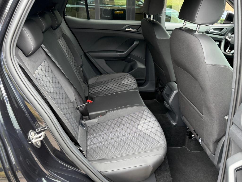 Volkswagen T-cross 1.5 tsi 150pk dsg r-line | camera | trekhaak | navi | iq