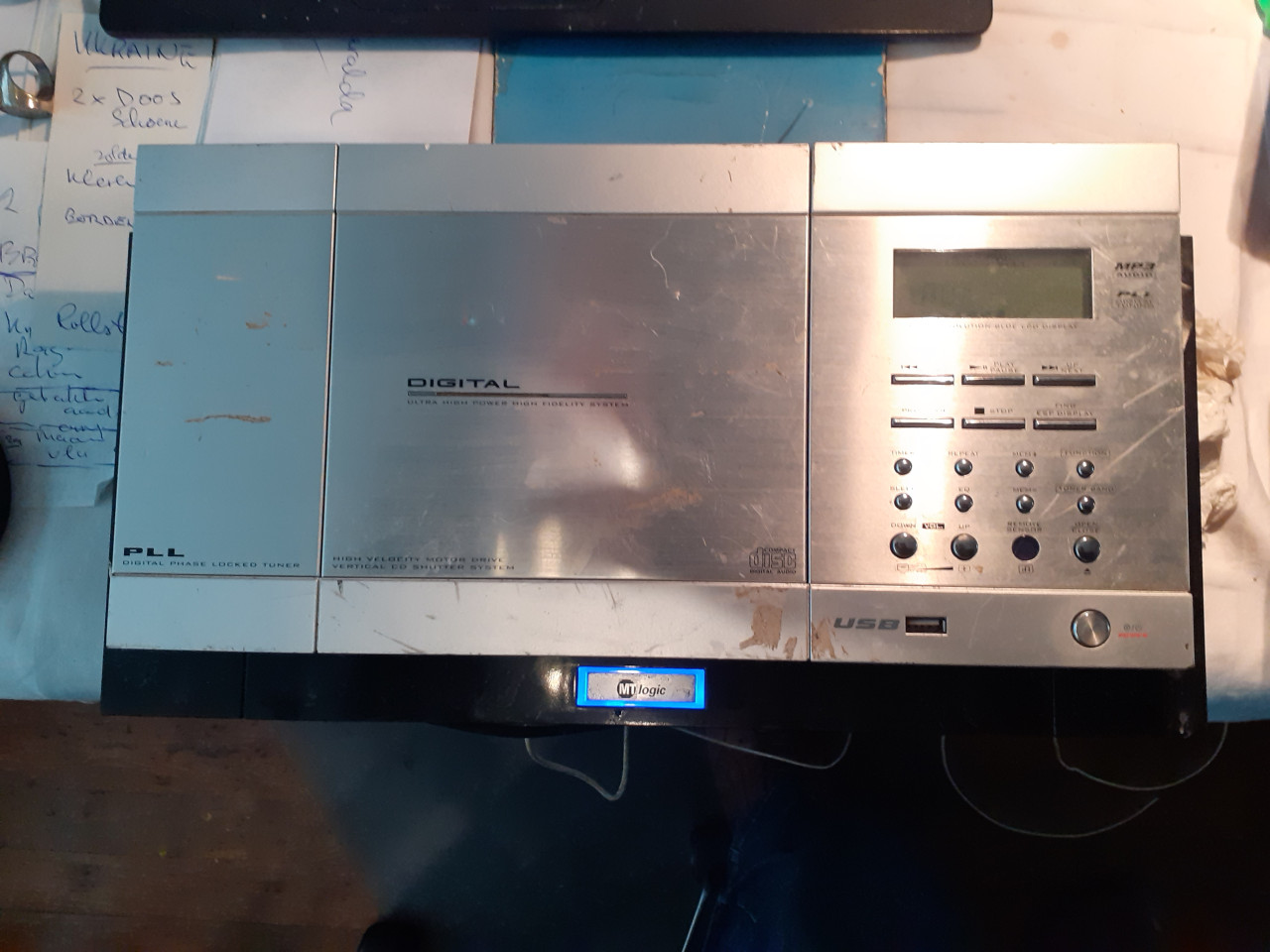 4 X Ophang..... Stereo Radio met MP3- Speler...met Boxen