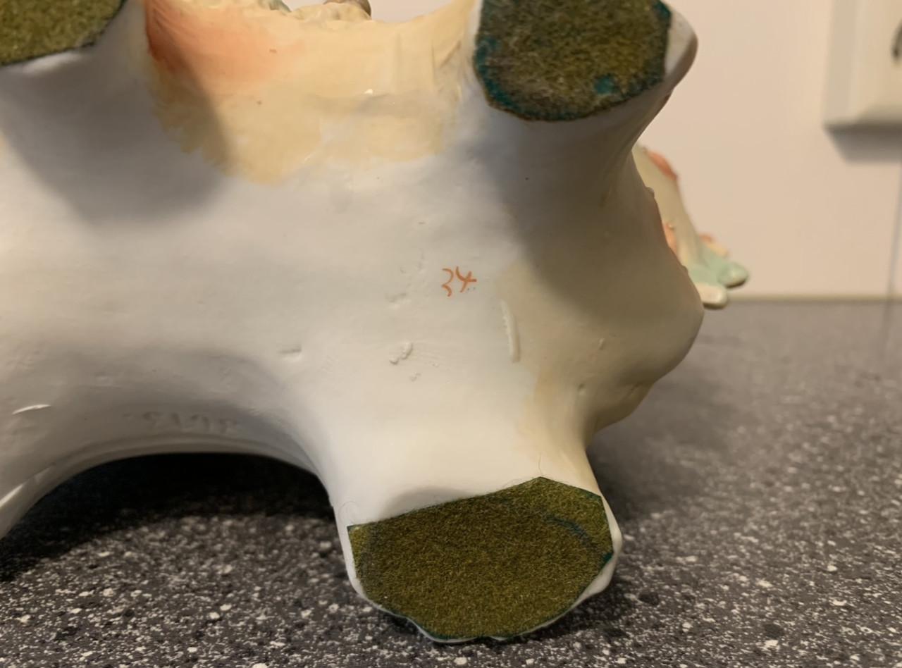 PLANTENBAKJE MET VICTORIAANSE JONGEN, GEMERKT