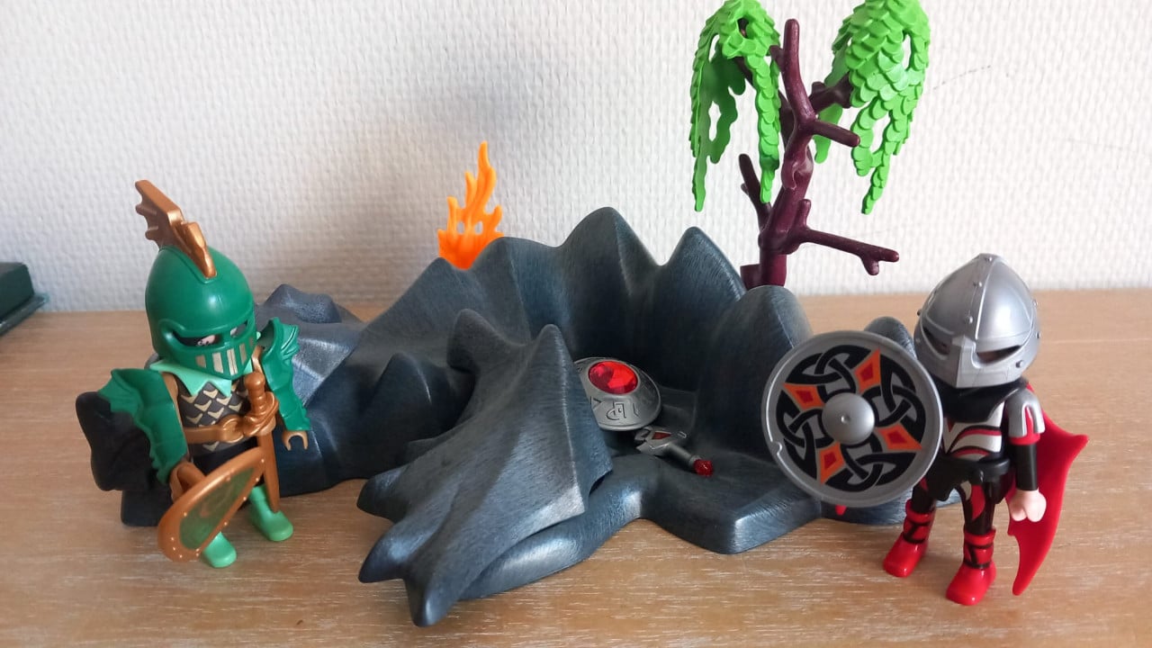 Playmobil drakeneiland met 2 bewapende ridders bij vlam en schat set4147