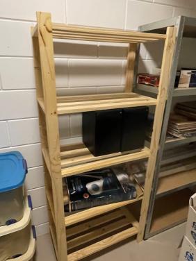 Metalen en houten opslagrekken / kasten