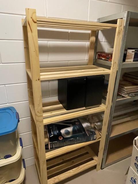 Metalen en houten opslagrekken / kasten