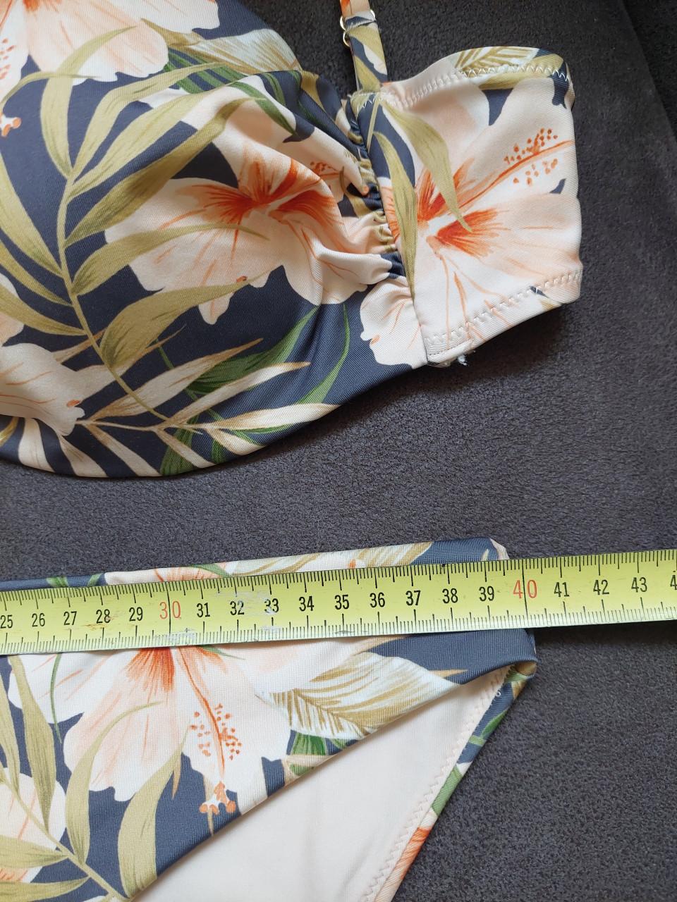 Als nieuwe damesbikini maat M gebloemd