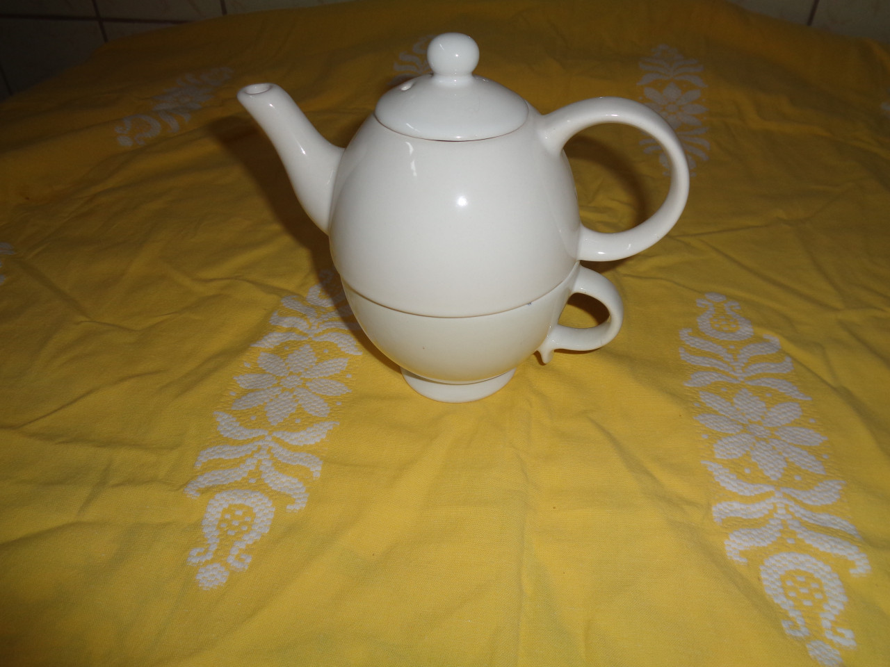 Theepot met kom.(2 x)