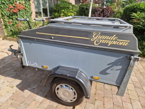 Te huur ruime kampeer aanhangwagen