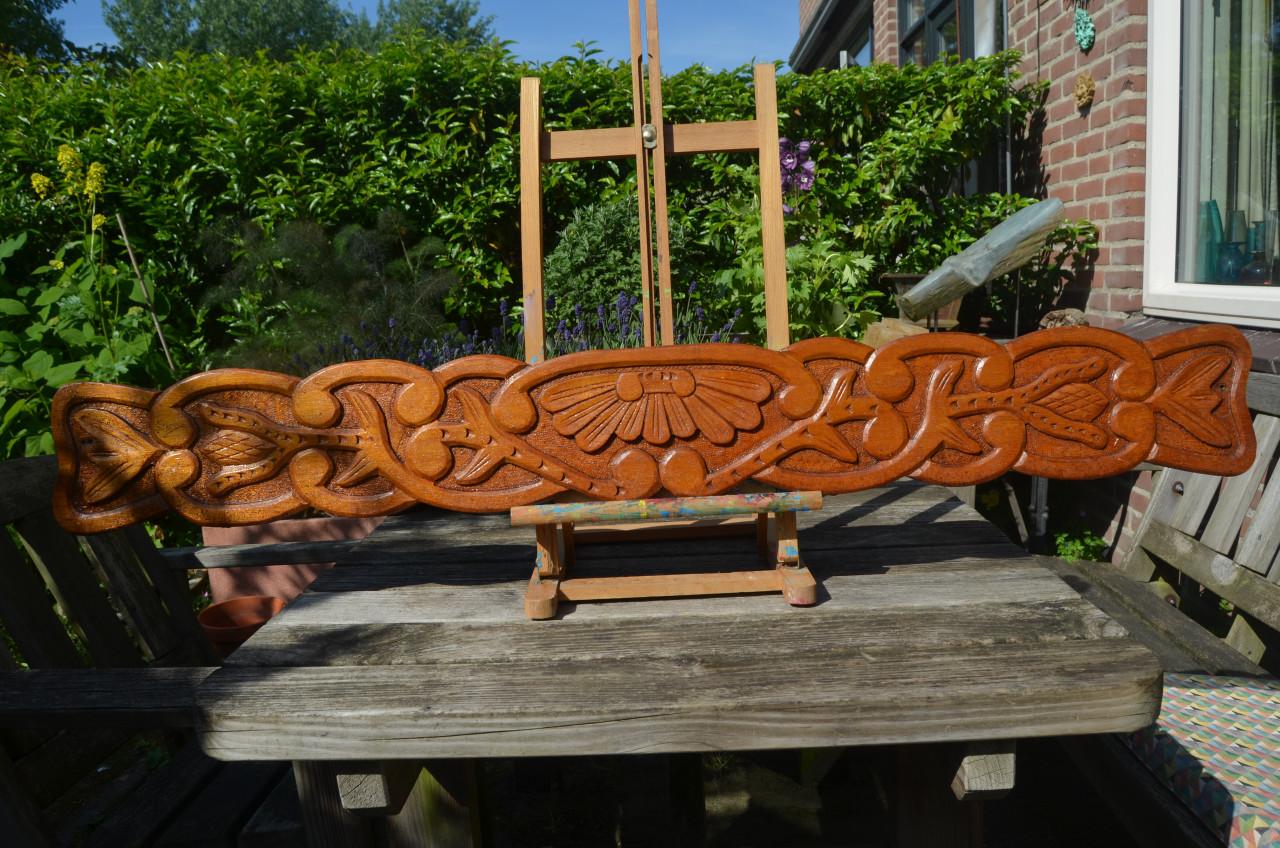 Mooi gesneden plank voor boven een (binnen)deur.