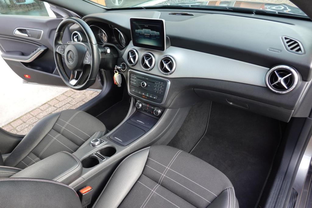 Mercedes-Benz Cla shooting brake 180 orangeart edition