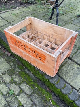 Oud houten Leffe bier krat .