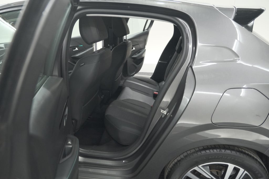 Peugeot 208 puretech 100 eat8 allure | camera | apple carplay | navigatie |