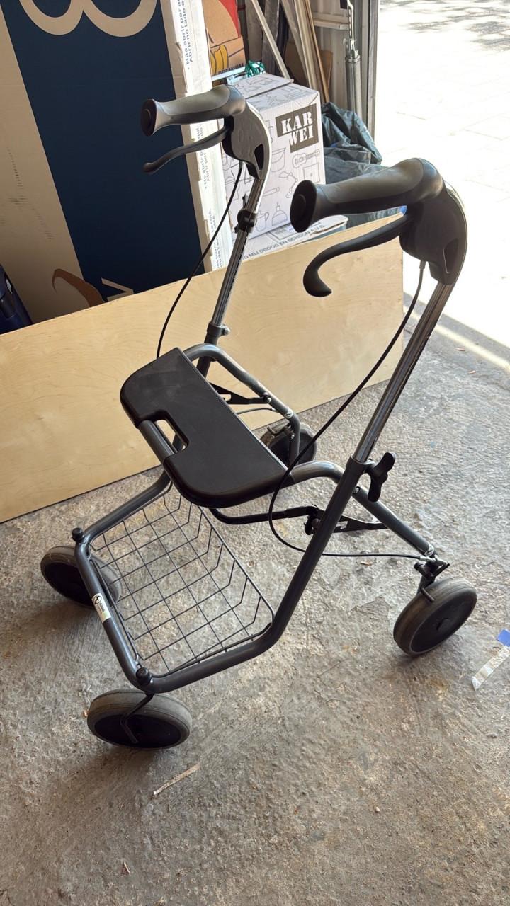 Opvouwbare rollator incl stokhouder en zit plateau.