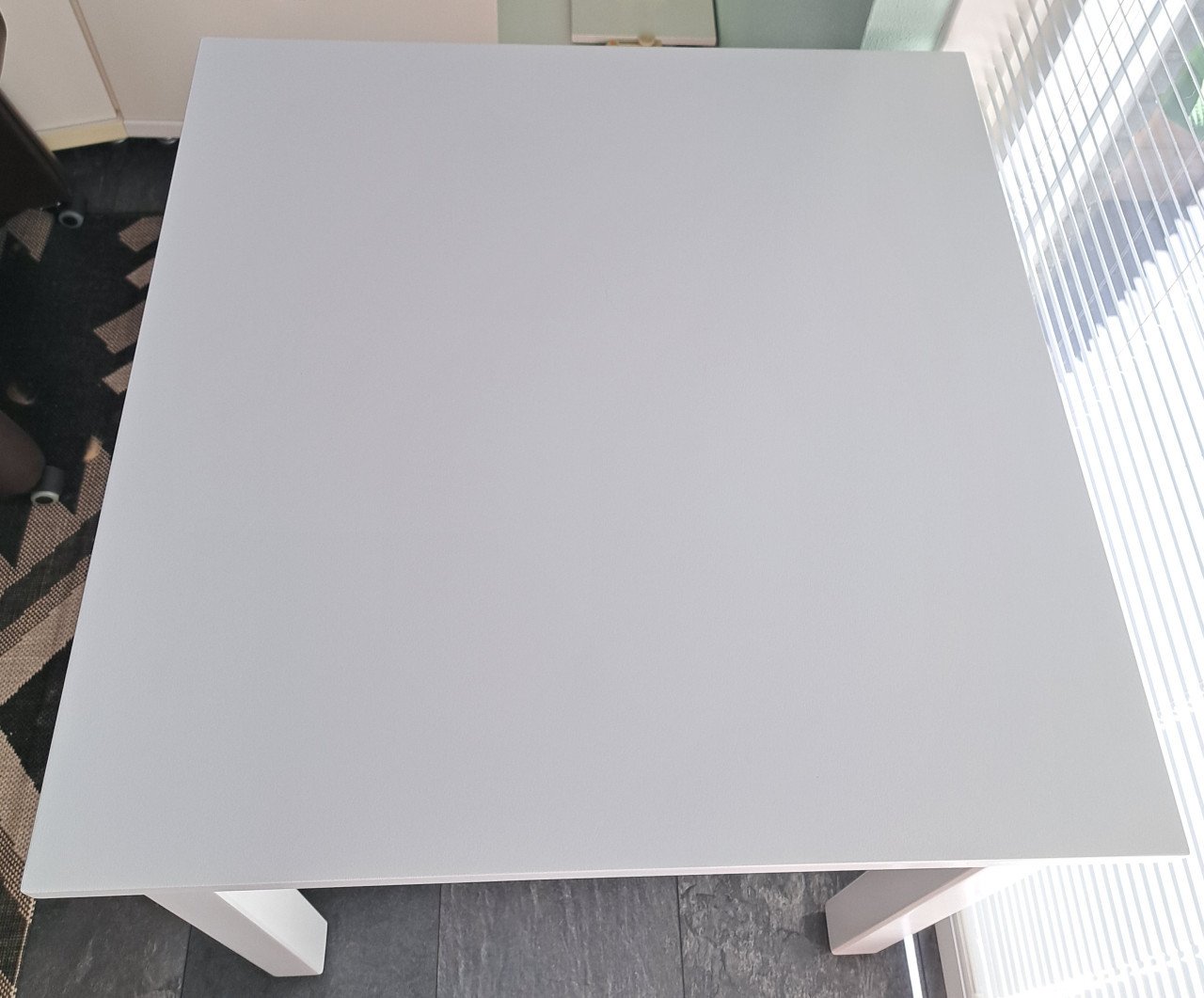 Witte zware tafel - (b) 74 x (d) 74 x (h) 75 cm