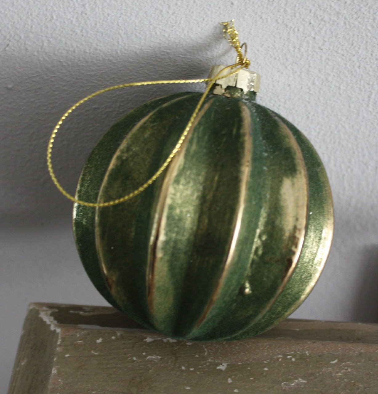 Glazen kerstbal groen goud glas