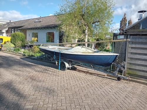 Zeilboot met trailer.