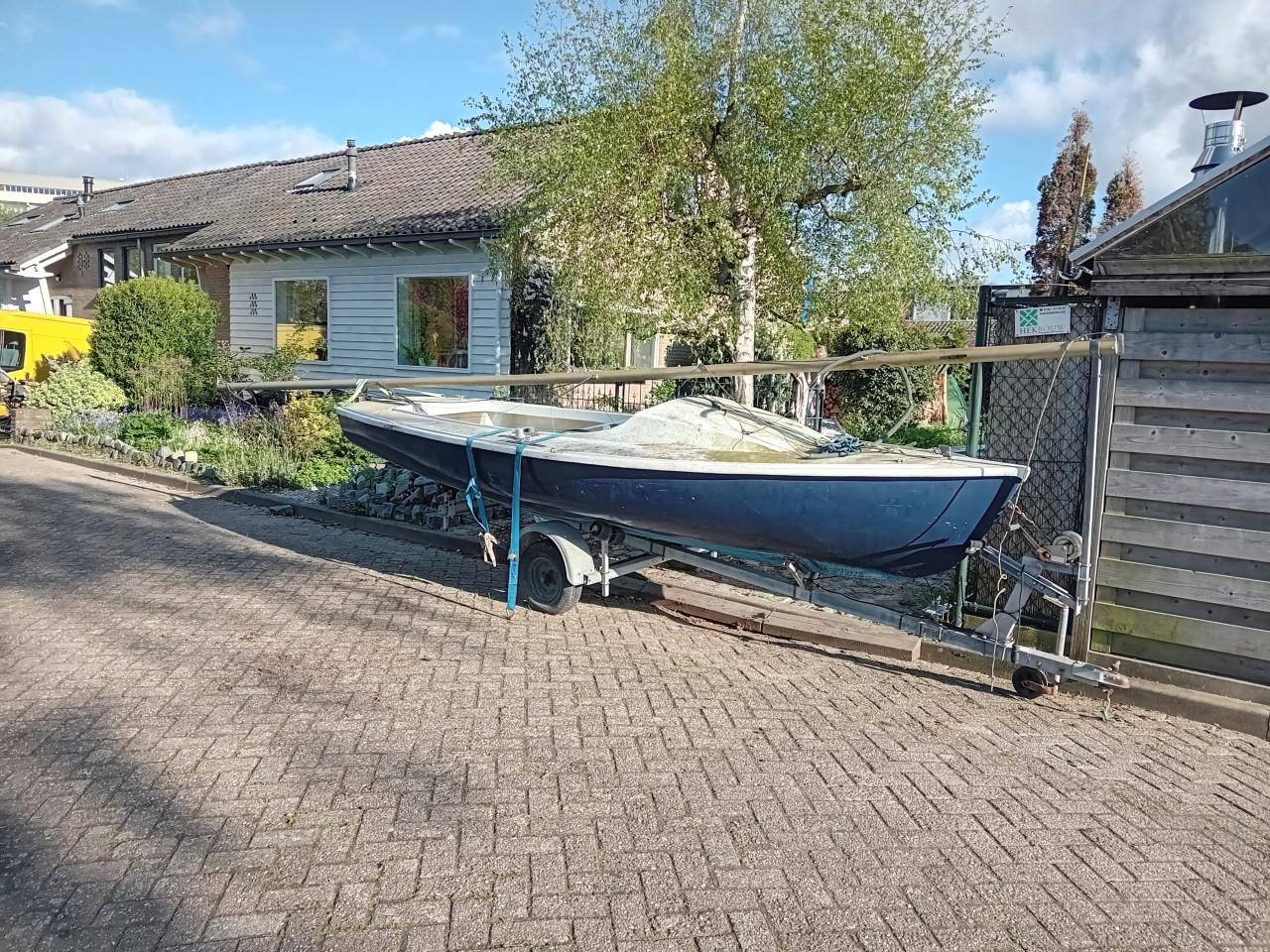 Zeilboot met trailer.