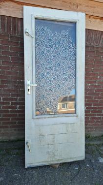 Buitendeur met dubbel glas.