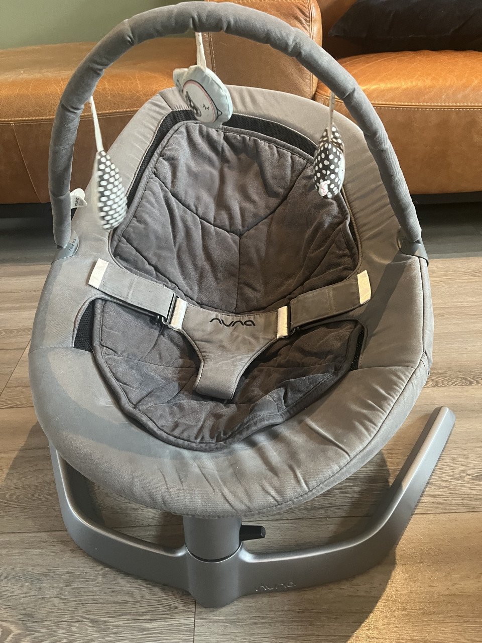 Nuna Leaf met zonneklep en speelboog
