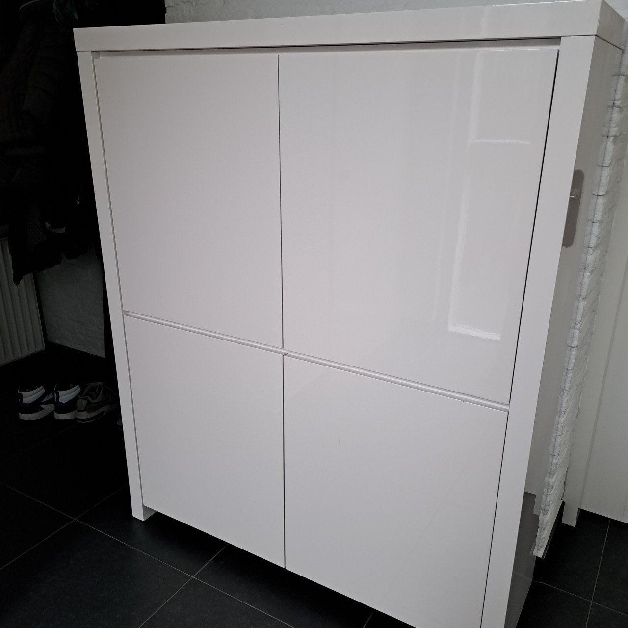 Witte hoogglanzende kast