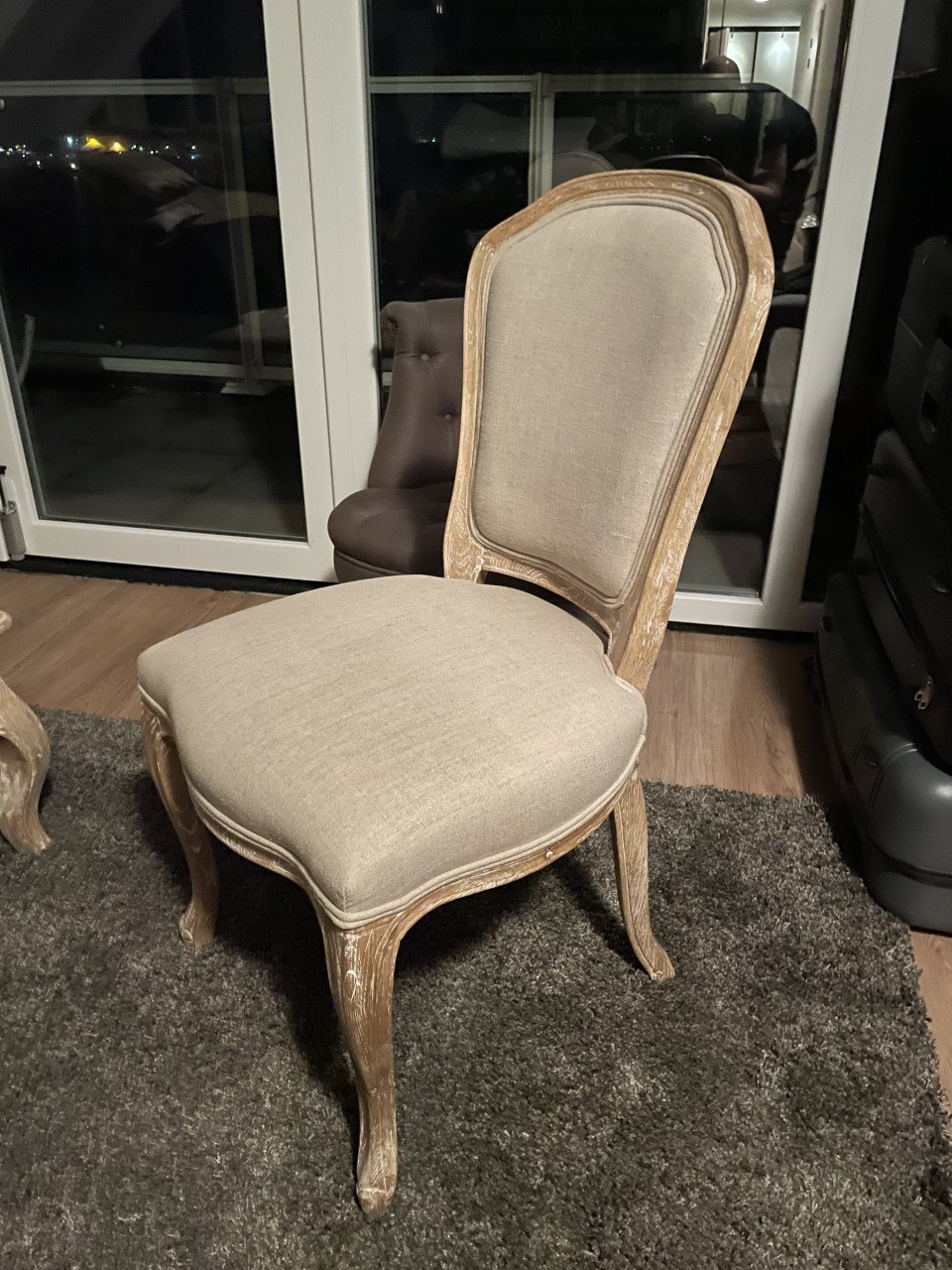 Twee dezelfde stoelen, nieuw, prijs is totaal