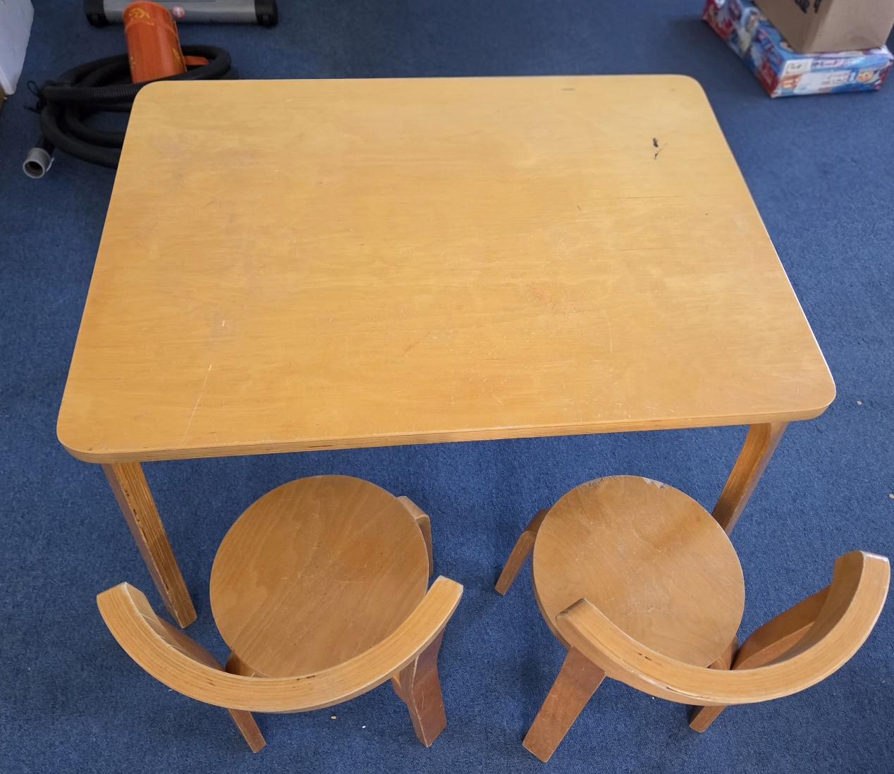Kindertafeltje + stoeltjes