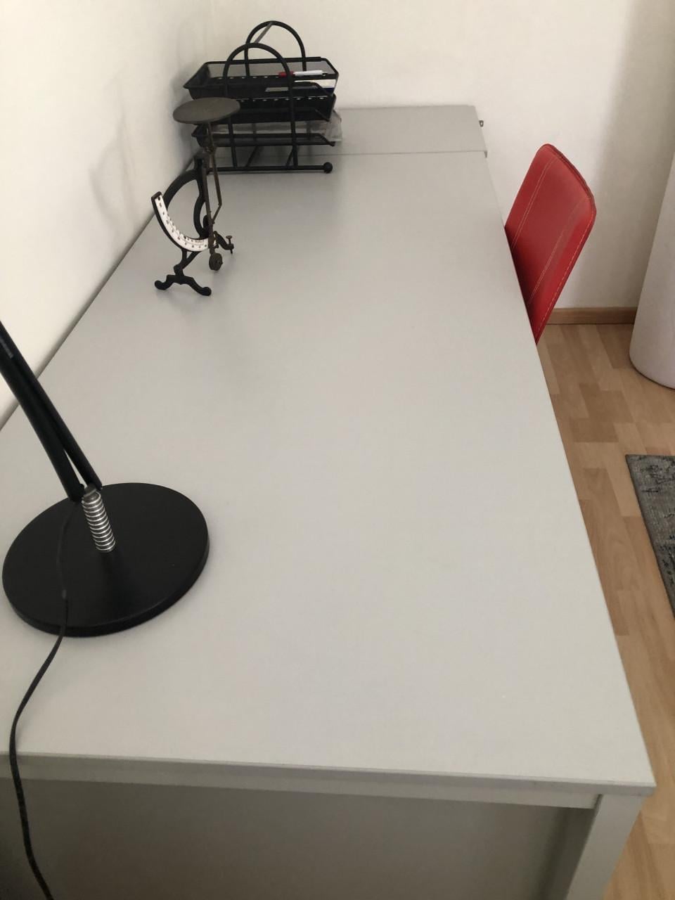 Bureau met laden kast