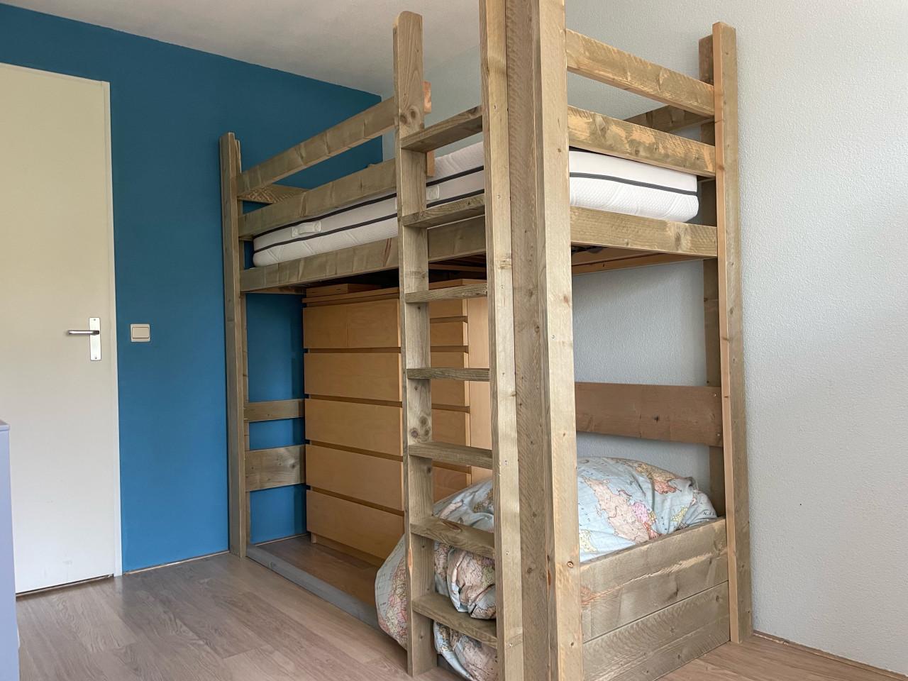 Bed hoogslaper (incl. verstelbare lattenbodem)