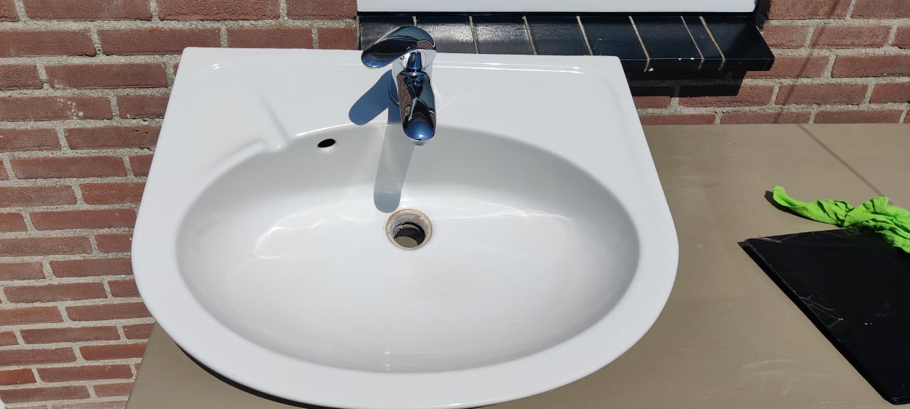Wastafel met kraan
