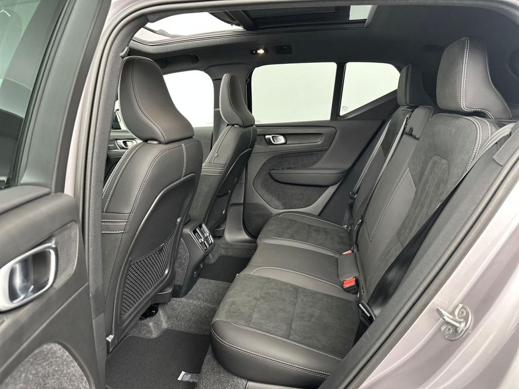Volvo XC40 b4 197pk plus dark| pano| trekhaak| camera| elek.stoelen