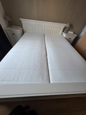 Bed met nachtkastjes