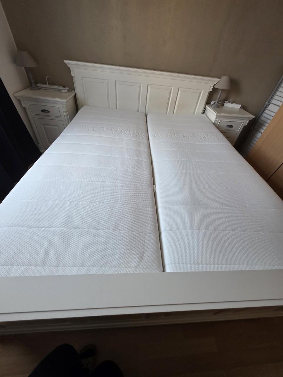 Bed met nachtkastjes