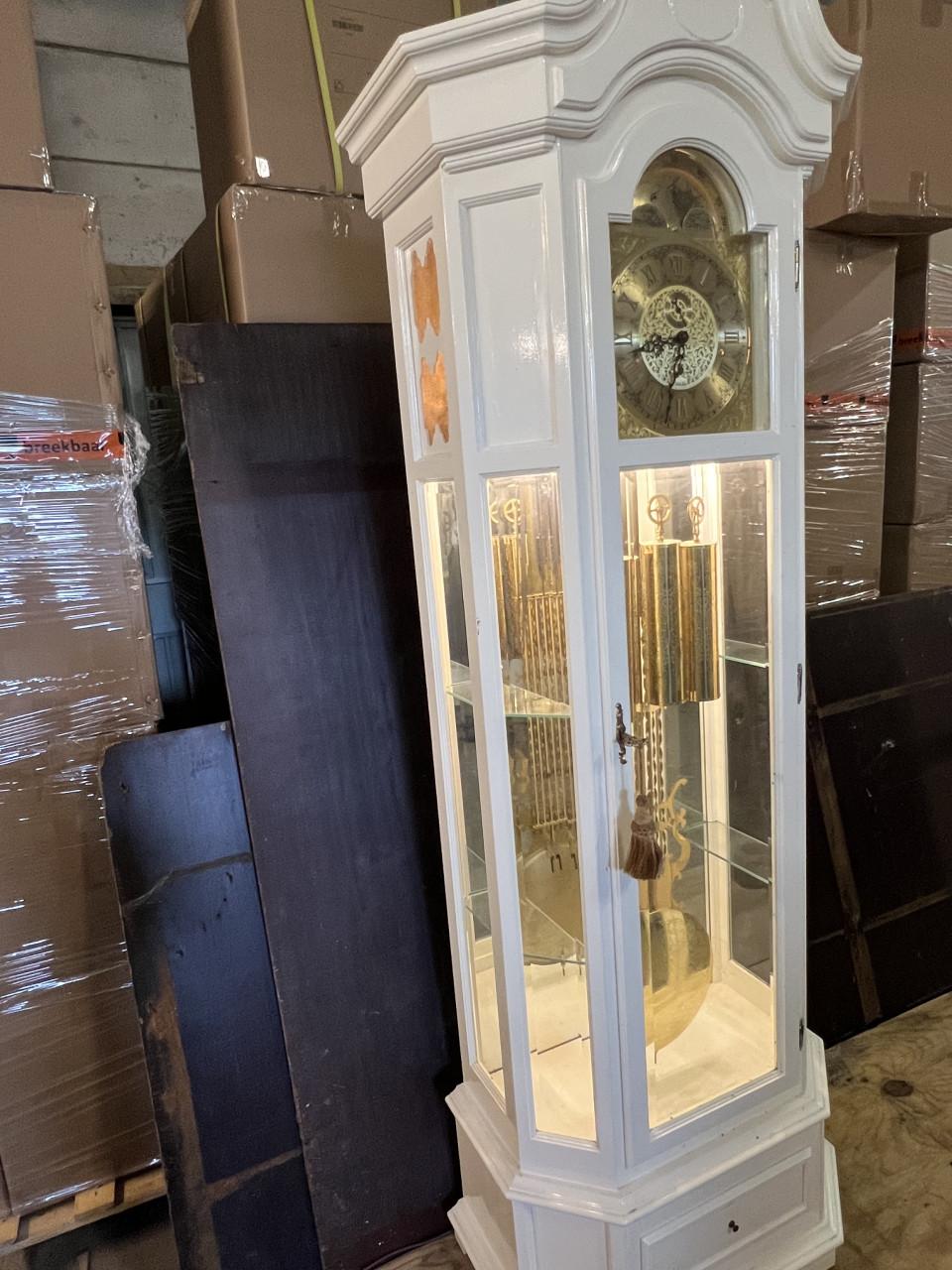Staande vitrine Klok  van Es