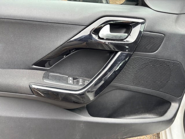 Peugeot 208 blue lion 1.2 pt-82pk 5d navigatie&bluetooth&apple carplay&andr