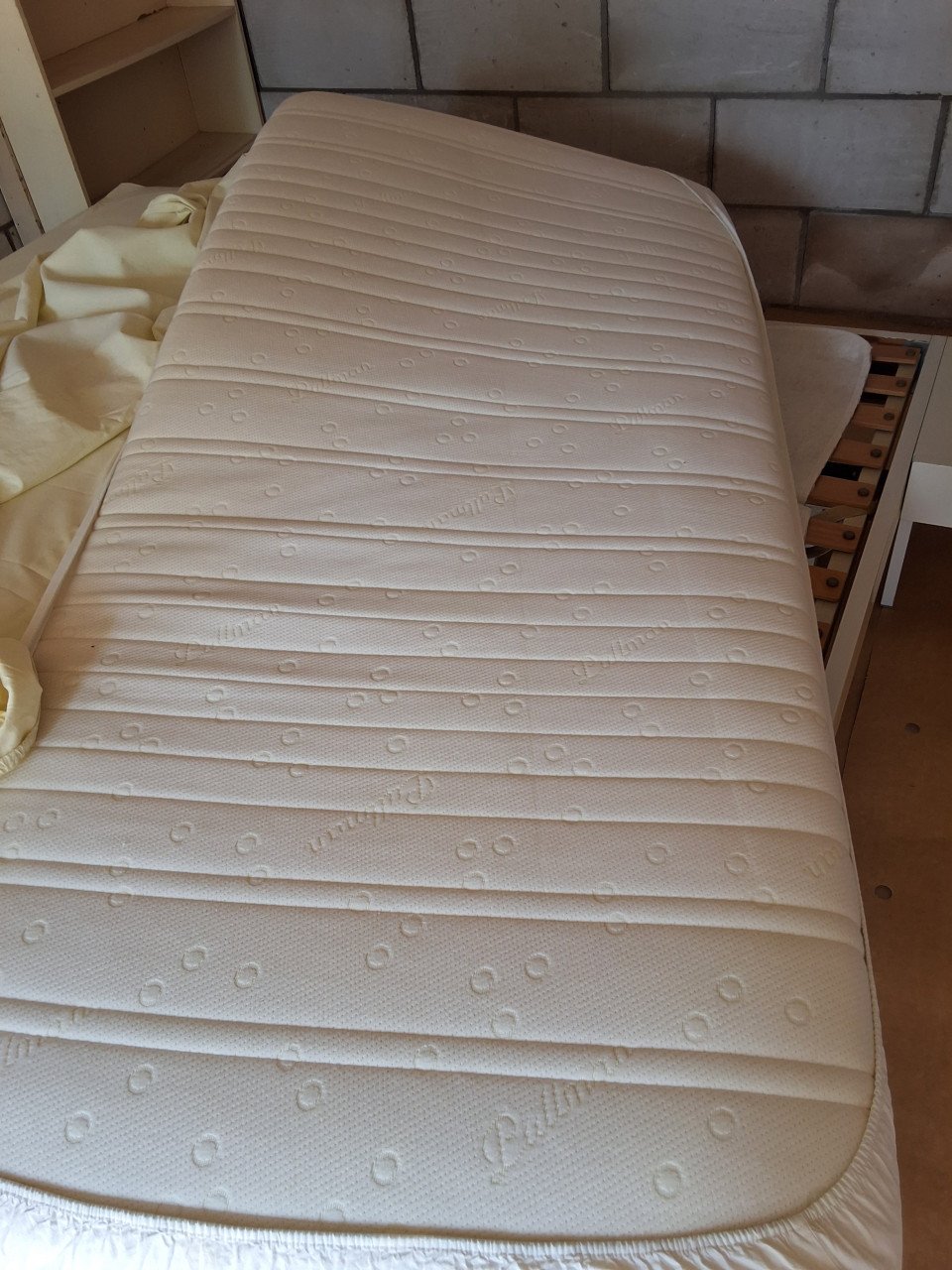Te koop aupingbed met handverstelbare lattenbodem 180x200cm