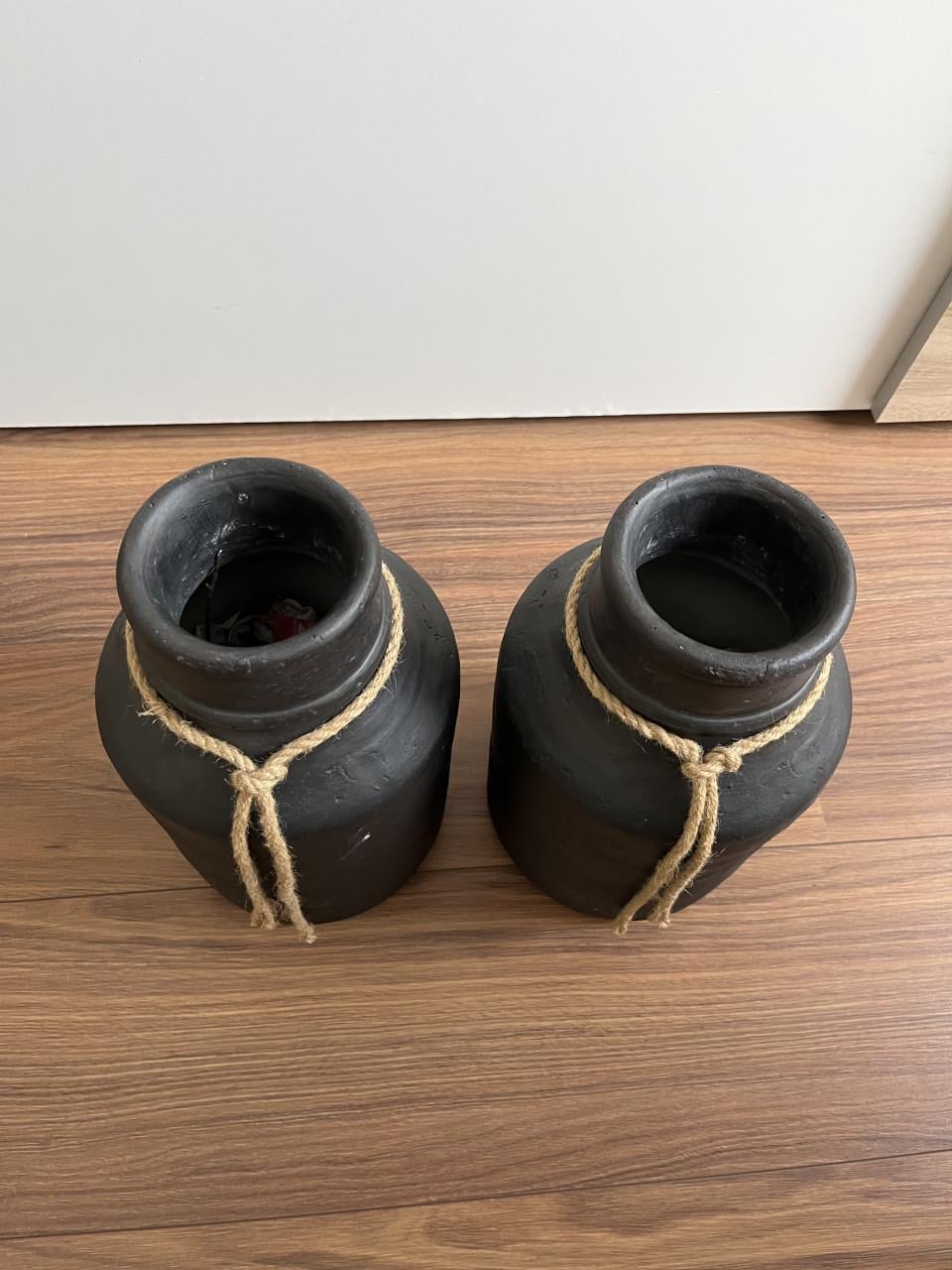 Zwarte stenen vazen met touw (set van 2)