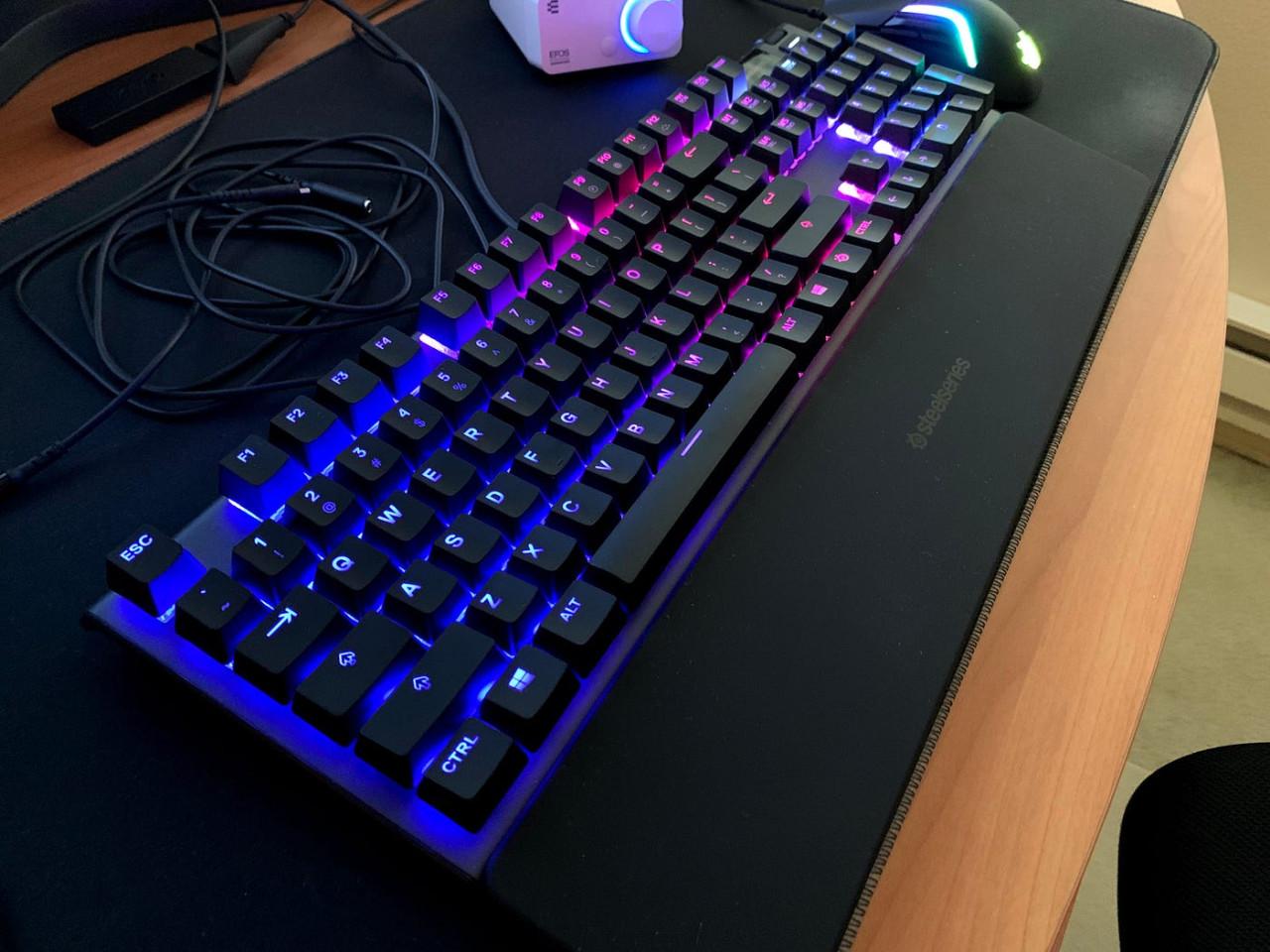 SteelSeries Apex 5 Gaming Keyboard +Gaming Headset