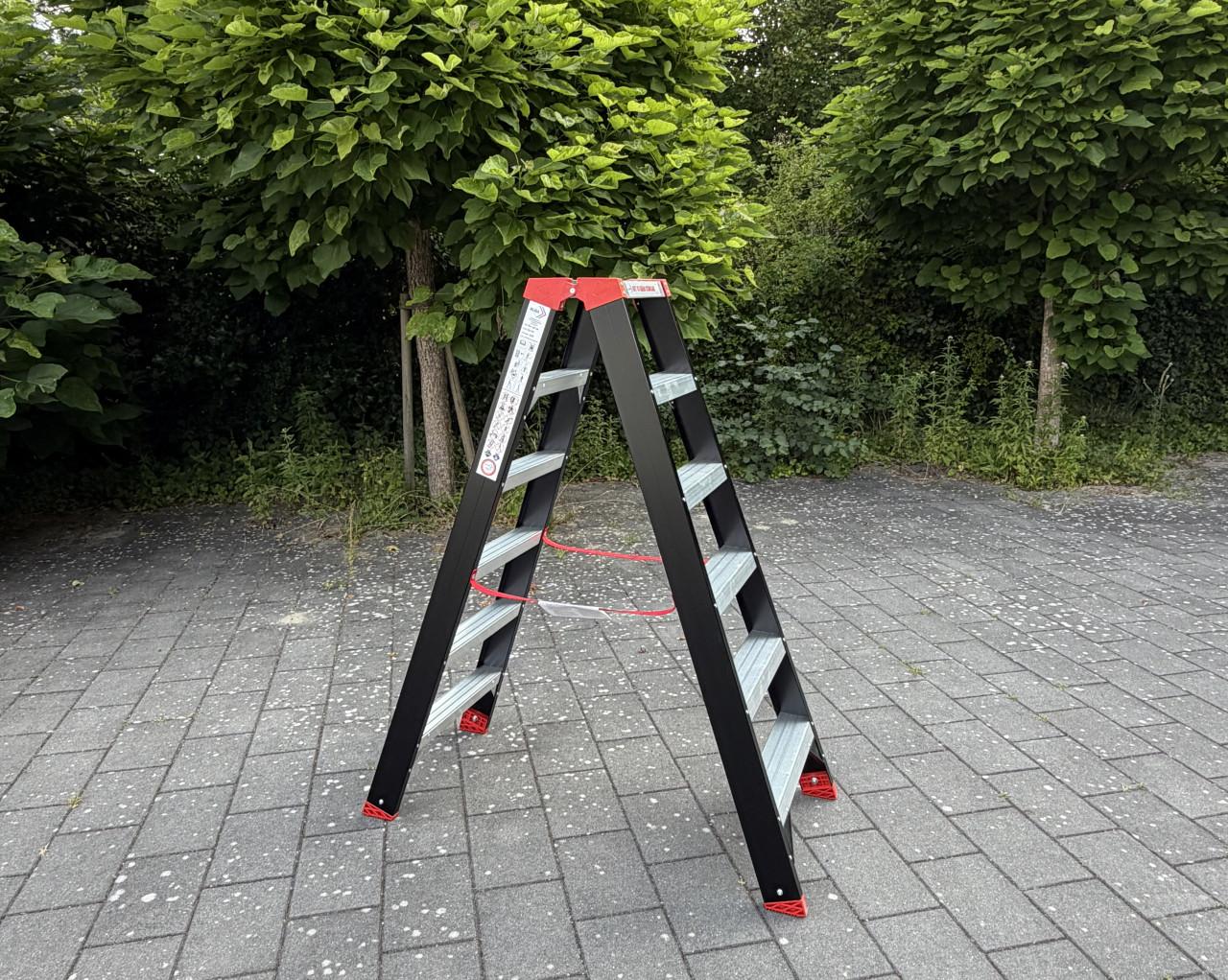 Trap 5 treden dubbel oploopbaar zwart gecoat NIEUW