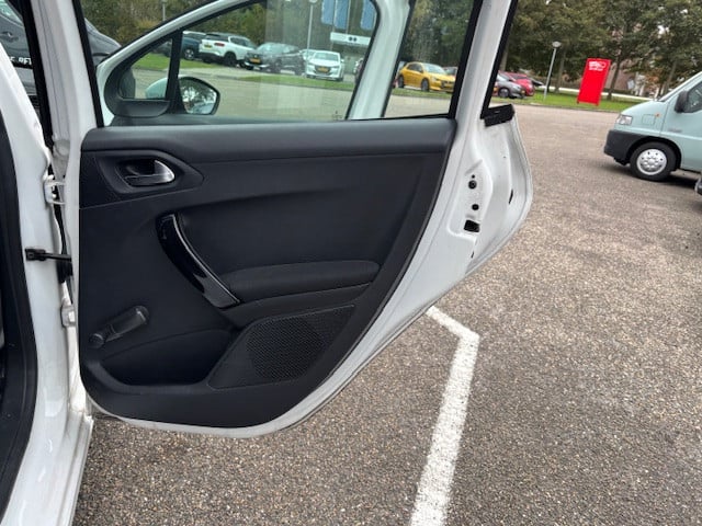 Peugeot 208 blue lion 1.2 pt-82pk 5d navigatie&bluetooth&apple carplay&andr