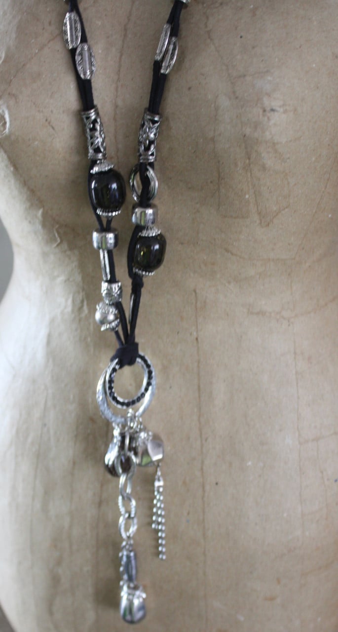 Zwarte toutjes ketting met bedeltjes