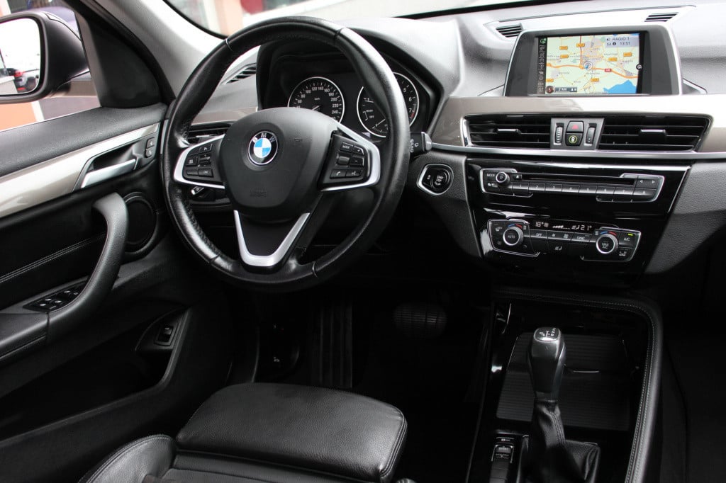 BMW X1 sdrive20i corporate lease executive | led | half leder | pdc |