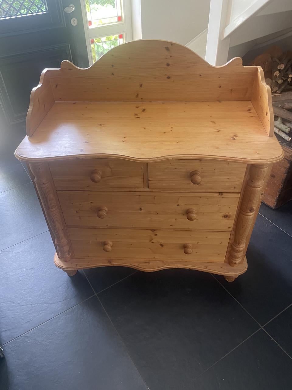 Grenenhout Commode