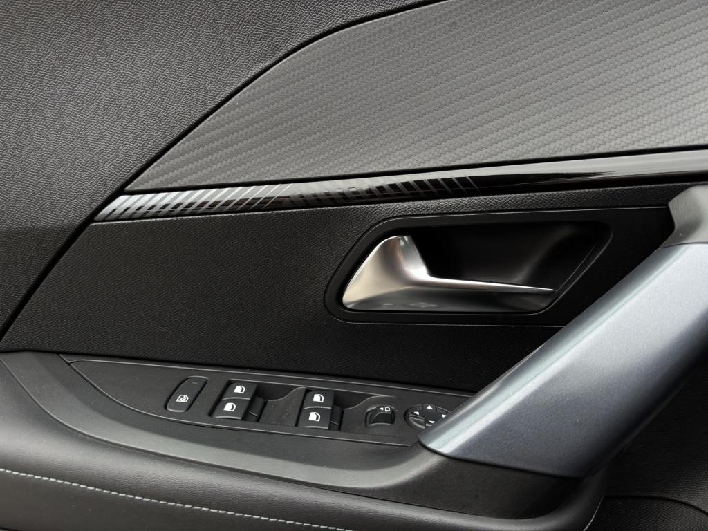 Peugeot 2008 1.2 puretech allure | keyless entry/start | adaptive cruise co