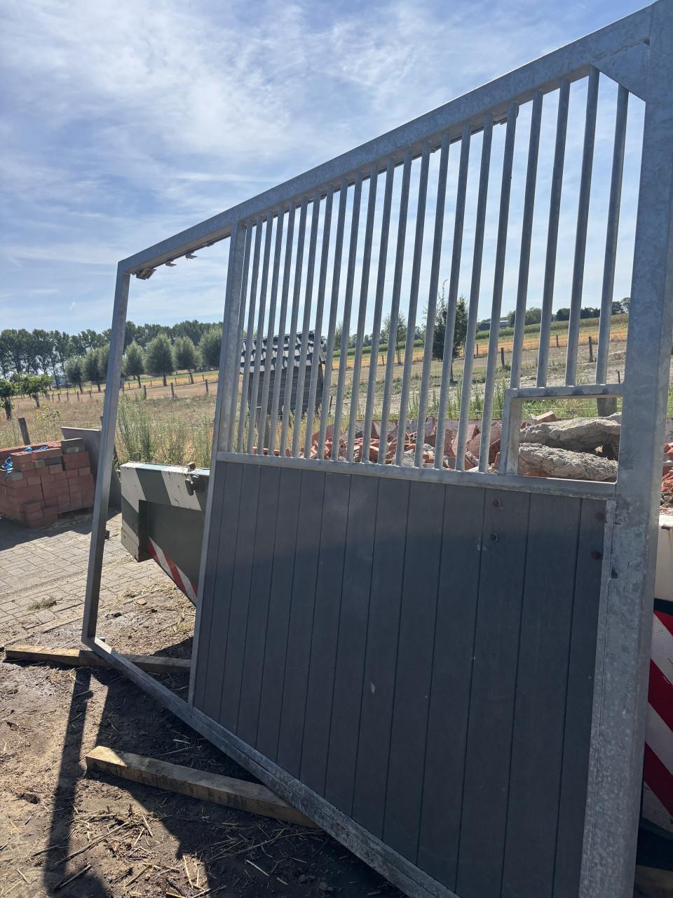 Zeer nette voorwand paardenbox 3.5 meter