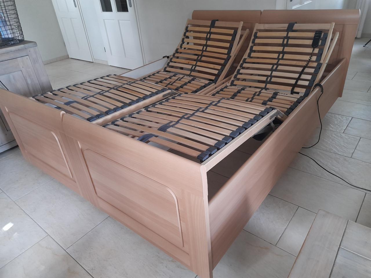 Elektrisch verstelbaar 2 persoons bed (verrijdbaar) in goede nette staat)