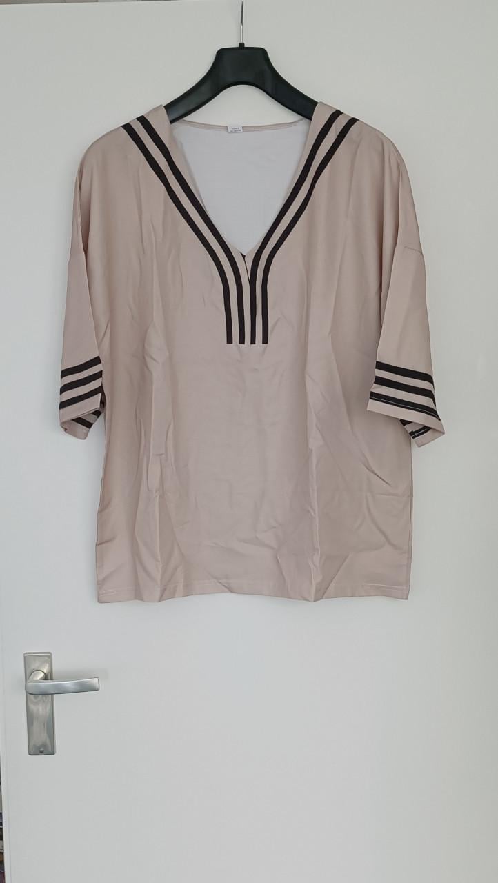 Korte broek, maat XL, crème kleurig en gladde stof, met bijpassende blouse.